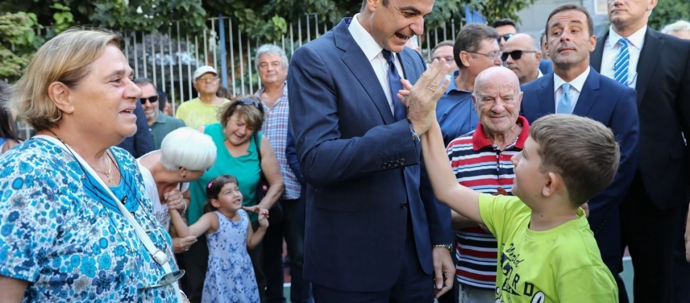 Σύντομος διάλογος Κυριάκου Μητσοτάκη με μαθητή στο Γαλάτσι - Μάλλον η απάντηση δεν του άρεσε (φωτο)
